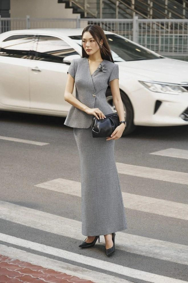 Trong môi trường công sở, trang phục đơn sắc với các tông trung tính như be, xám, trắng kem hay xanh navy đang trở thành lựa chọn hàng đầu của những cô nàng hiện đại. ẢNH: K&K FASHION, WHITECHIC Trong môi trường công sở, trang phục đơn sắc với các tông trung tính như be, xám, trắng kem hay xanh navy đang trở thành lựa chọn hàng đầu của những cô nàng hiện đại. ẢNH: K&K FASHION, WHITECHIC