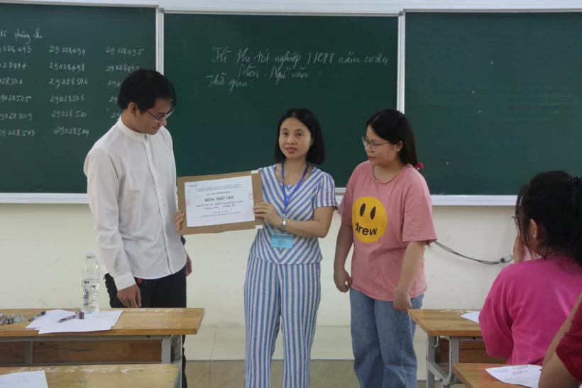 Thí sinh kiểm tra niêm phong, bảo mật đề thi trước khi bóc đề môn Ngữ văn. (Ảnh: TTXVN) thi-tot-nghiep-thpt-dd.jpg