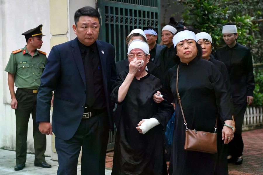 Phu nhân Nguyễn Thị Vĩnh đau buồn trong giây phút tiễn biệt chồng. ẢNH: TUẤN MINH