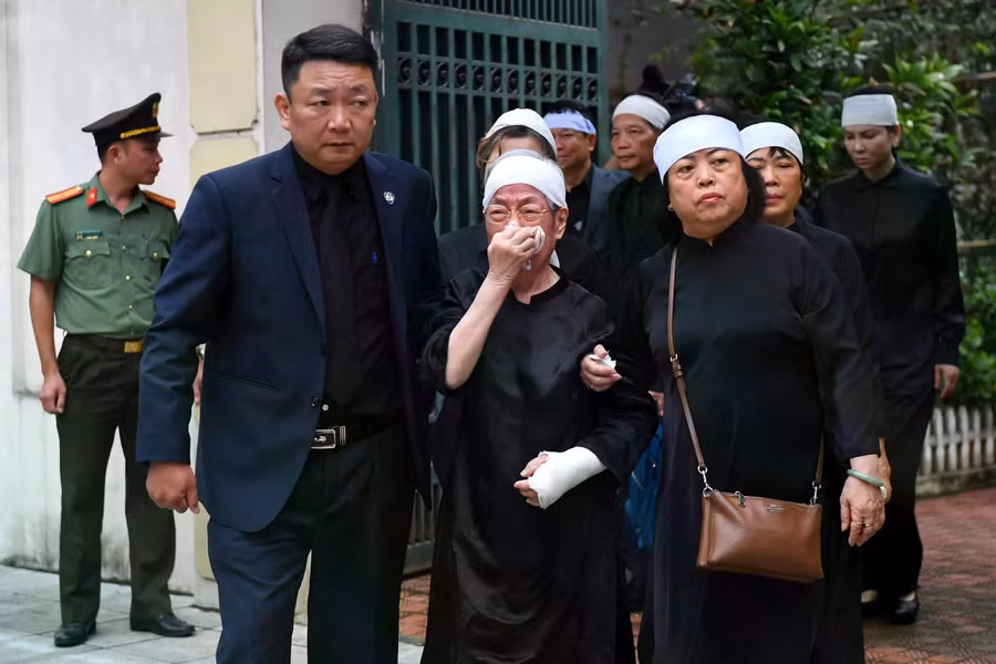 Phu nhân Nguyễn Thị Vĩnh đau buồn trong giây phút tiễn biệt chồng. ẢNH: TUẤN MINH