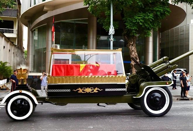 Xe chở di ảnh, linh cữu nguyên Chủ tịch nước trên phố Lê Thánh Tông. ẢNH: Đ.H