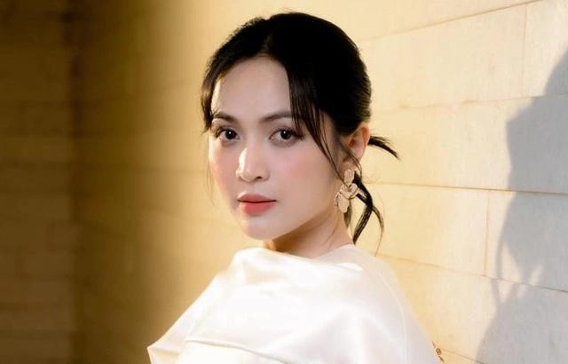 Duyên Quỳnh hạnh phúc khi Viết tiếp câu chuyện hòa bình lan tỏa đến đông đảo khán giả, đạt hàng tỉ lượt nghe. ẢNH: FBNV Duyên Quỳnh hạnh phúc khi Viết tiếp câu chuyện hòa bình lan tỏa đến đông đảo khán giả, đạt hàng tỉ lượt nghe. ẢNH: FBNV
