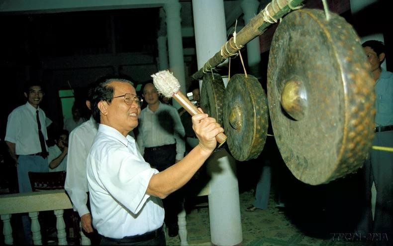 Chủ tịch nước Trần Đức Lương tham gia đánh cồng chiêng cùng đồng bào dân tộc huyện vùng cao Tương Dương (Nghệ An), năm 1998. (Ảnh: TTXVN) 5.jpg