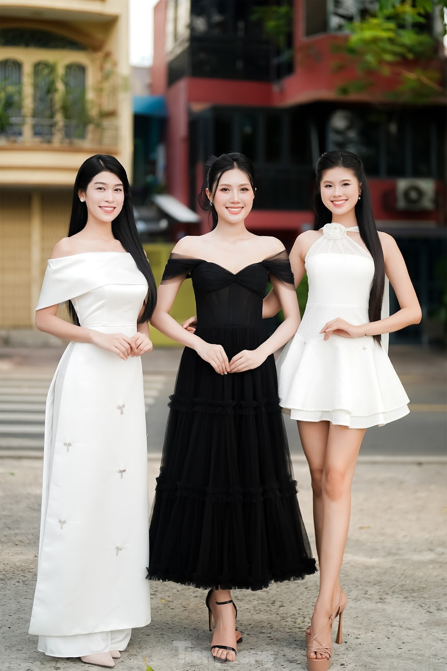 Thanh Thảo (ngoài cùng bên trái) - thí sinh nhỏ tuổi nhất Hoa hậu Việt Nam 2024 - mang đến hình ảnh duyên dáng với áo dài cách tân, trang điểm nhẹ nhàng. Bùi Thùy Nhiên (giữa) chọn phong cách thanh lịch, điểm nhấn là phần vai trễ chất liệu voan khoe xương quai xanh. Thí sinh Bảo Hà thể hiện sự trẻ trung, tươi mới với váy xòe trên gối. Thanh Thảo (ngoài cùng bên trái) - thí sinh nhỏ tuổi nhất Hoa hậu Việt Nam 2024 - mang đến hình ảnh duyên dáng với áo dài cách tân, trang điểm nhẹ nhàng. Bùi Thùy Nhiên (giữa) chọn phong cách thanh lịch, điểm nhấn là phần vai trễ chất liệu voan khoe xương quai xanh. Thí sinh Bảo Hà thể hiện sự trẻ trung, tươi mới với váy xòe trên gối.