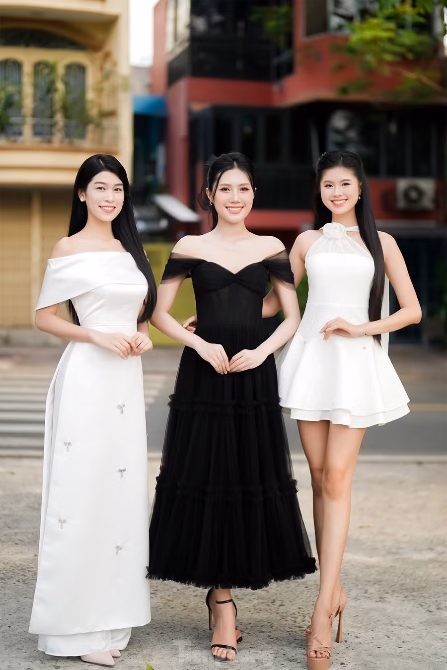 Thanh Thảo (ngoài cùng bên trái) - thí sinh nhỏ tuổi nhất Hoa hậu Việt Nam 2024 - mang đến hình ảnh duyên dáng với áo dài cách tân, trang điểm nhẹ nhàng. Bùi Thùy Nhiên (giữa) chọn phong cách thanh lịch, điểm nhấn là phần vai trễ chất liệu voan khoe xương quai xanh. Thí sinh Bảo Hà thể hiện sự trẻ trung, tươi mới với váy xòe trên gối.