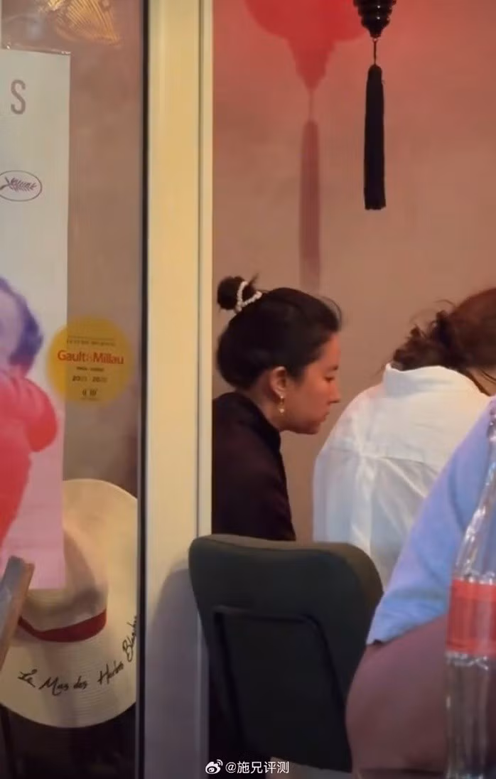 Lưu Diệc Phi thưởng thức phở Việt