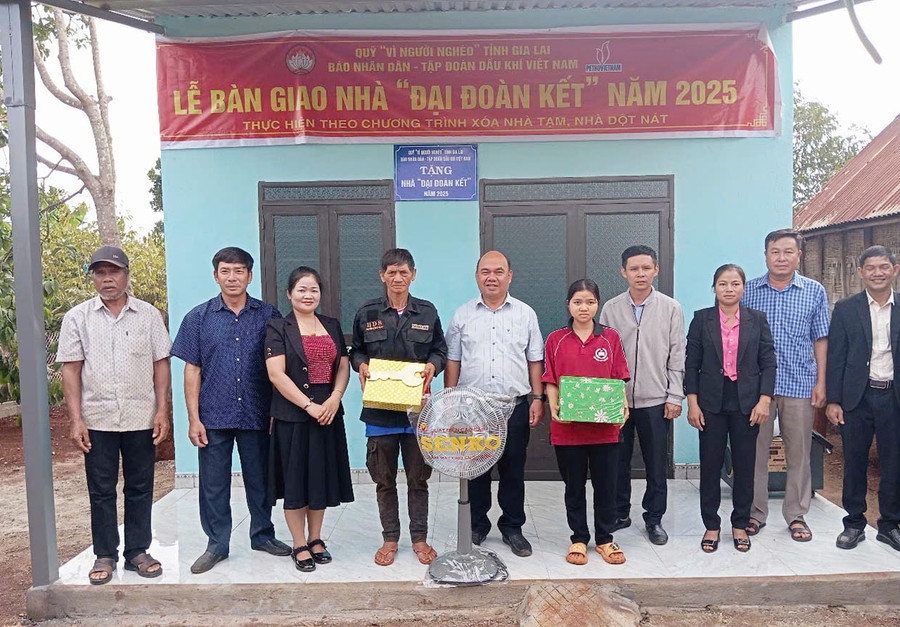 Ảnh Phó Chủ tịch Ủy ban MTTQ Việt Nam tỉnh Siu Trung (thứ 5 từ trái sang) và đại diện lãnh đạo các đơn vị tham dự lễ bàn giao nhà và tặng cho gia đình ông Amik-thôn Aluk, xã Kdang. Ảnh: Ngọc Anh 11ngocanh.jpg