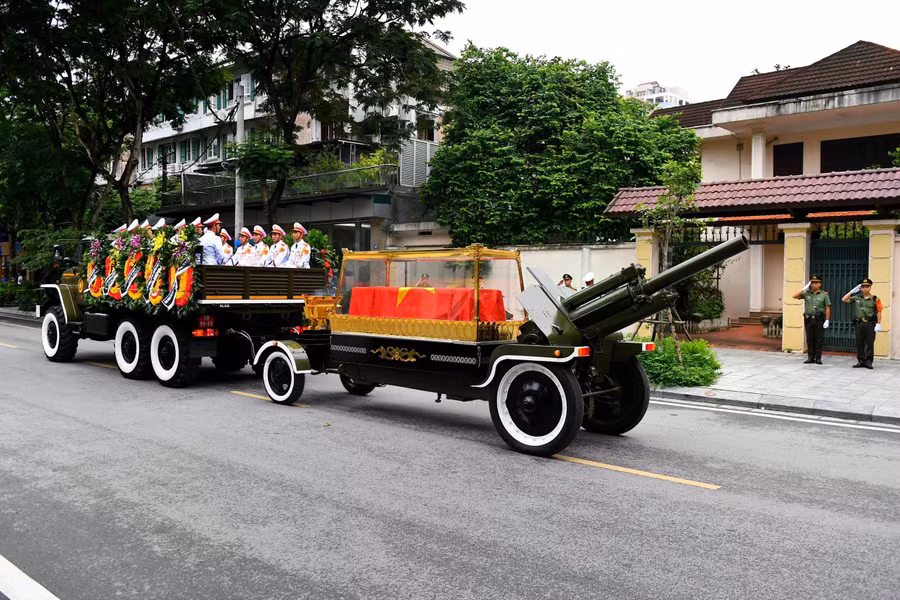 Đoàn xe chở linh cữu nguyên Chủ tịch nước Trần Đức Lương qua nhà riêng của ông tại phố Vạn Phúc (Q.Ba Đình). ẢNH: TUẤN MINH