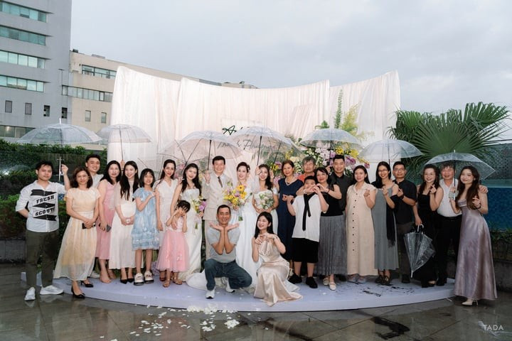 Trời mưa to nhưng đám cưới vẫn rất thành công, với sự góp mặt của nhiều người thân. 7a.jpg