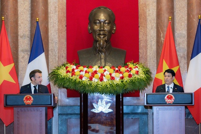 Chủ tịch nước Lương Cường và Tổng thống Emmanuel Macron gặp gỡ báo chí. Ảnh: Hữu Hưng Chủ tịch nước Lương Cường và Tổng thống Emmanuel Macron gặp gỡ báo chí. Ảnh: Hữu Hưng