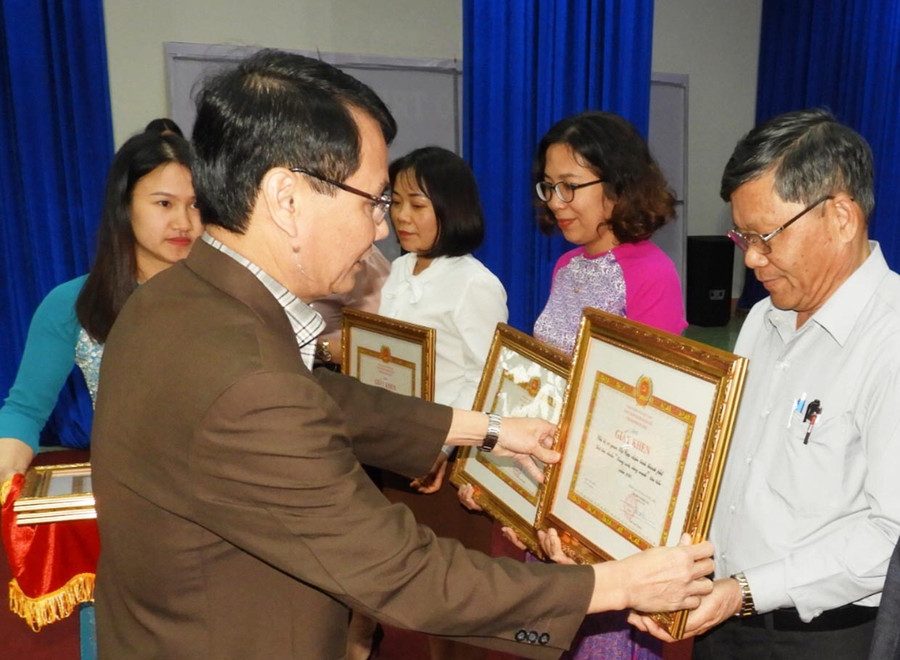 Bí thư Thành ủy, Chủ tịch HĐND thành phố Trịnh Duy Thuân (thứ 2 từ trái sang) trao Giấy khen cho các chi bộ có thành tích trong công tác xây dựng Đảng. Ảnh: Thanh Nhật 0-bi-thu-thanh-uy-chu-tich-hdnd-thanh-pho-trinh-duy-thuan-thu-2-tu-trai-sang-trao-giay-khen-cho-cac-chi-bo-co-thanh-tich-trong-cong-tac-xay-dung-dang-anh-thanh-nhat.jpg