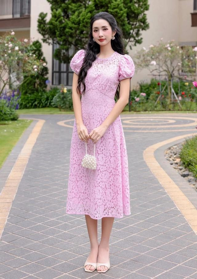 Chất liệu vải ren hoa luôn gợi nhắc đến dáng vẻ nữ tính, quyến rũ và sang trọng. Hãy chọn những phom dáng midi nhẹ nhàng này cho buổi tiệc trà chiều, sự kiện gặp gỡ ngoài trời... vì chúng không chỉ thoáng mát phù hợp với mùa hè mà còn tô đậm cá tính năng động, trẻ trung của quý cô. ẢNH: GAIETE