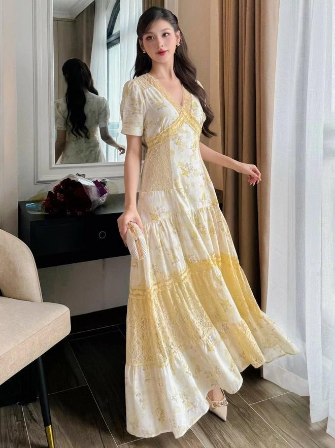 Sự kết hợp đa chất liệu và nhiều sắc độ màu trên cùng một thiết kế đầm maxi cổ chữ V viền ren gợi nhắc đến phong cách cổ điển lãng mạn. Dù chọn cho mình bộ trang phục dự tiệc nào, nàng cũng hãy mặc đẹp trong tâm thế tự tin vào chính mình - đó mới là cái đẹp hoàn hảo và duy nhất! ẢNH: GAIETE