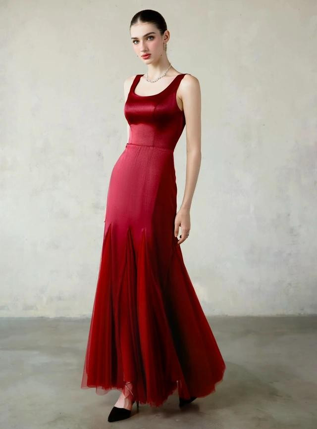 Ngoài sắc đỏ cuốn hút, nồng nàn tràn đầy nhiệt huyết, thiết kế dự tiệc này còn có điểm nhấn là phần tùng váy độc đáo. Vải lụa satin kết hợp voan đính kết rẻ quạt tạo ra những chuyển động nhịp nhàng, uyển chuyển sau mỗi bước chân. ẢNH: DANG PHONG DESIGN