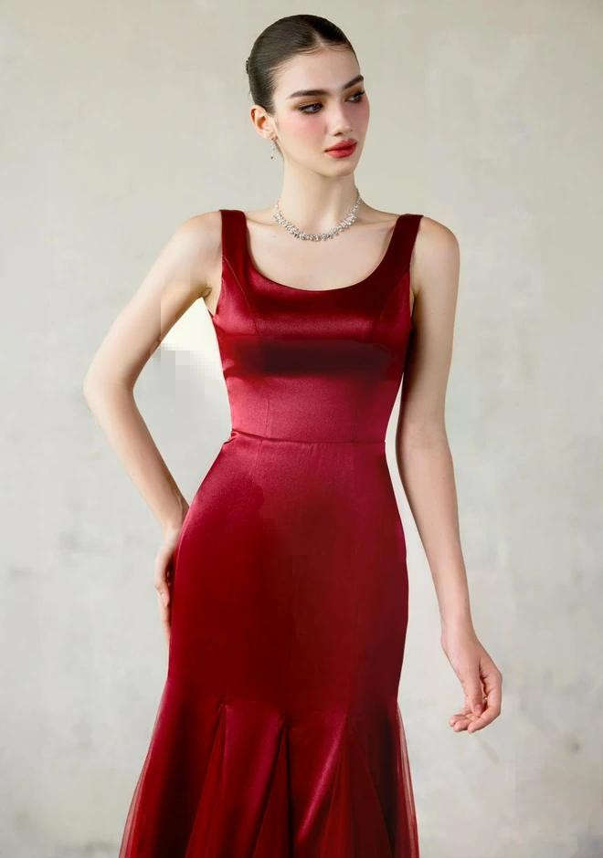 Đừng quên chú ý đến những chi tiết sáng tạo làm nên nét độc đáo riêng cho bộ trang phục của nàng. Chi tiết cut out khéo léo khoe eo thon, đường viền cổ vuông tôn vùng vai cổ thanh mảnh hay những cấu trúc layer gợi mở trí tưởng tượng của người ngắm nhìn. ẢNH: DANG PHONG DESIGN