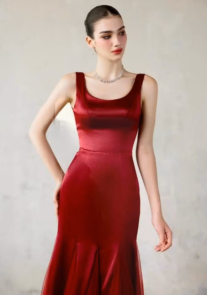 Đừng quên chú ý đến những chi tiết sáng tạo làm nên nét độc đáo riêng cho bộ trang phục của nàng. Chi tiết cut out khéo léo khoe eo thon, đường viền cổ vuông tôn vùng vai cổ thanh mảnh hay những cấu trúc layer gợi mở trí tưởng tượng của người ngắm nhìn. ẢNH: DANG PHONG DESIGN