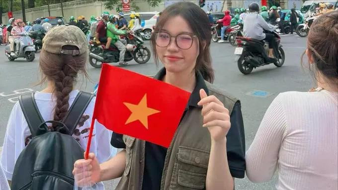 Chị Khánh Nguyên (sinh viên Trường Đại học Giao thông Vận tải TPHCM) mặc áo ghilê của ông ngoại đến tham dự buổi sơ duyệt diễu binh. mamxanh-dd.jpg