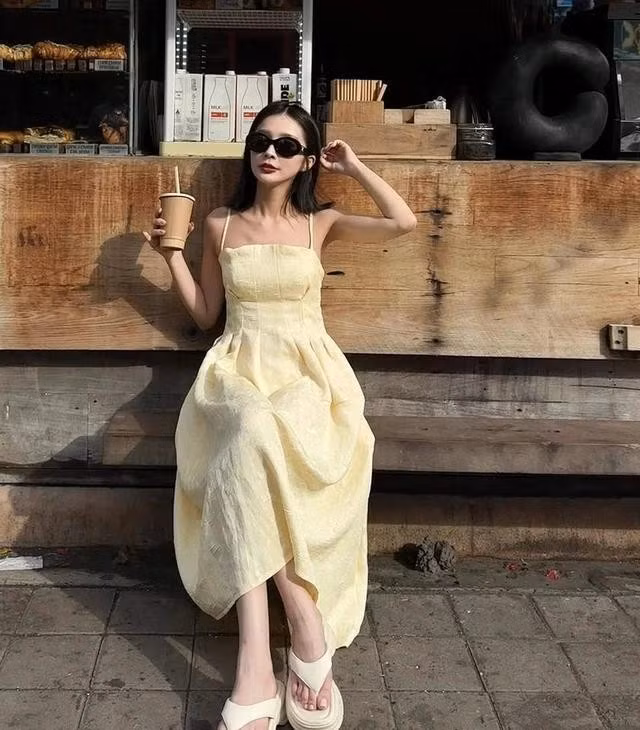 Những thiết kế váy hai dây dáng suông hoặc xòe nhẹ, chất liệu mỏng nhẹ bay bổng mang đến hình ảnh của một quý cô lãng mạn, hiện đại nhưng vẫn rất gần gũi thiên nhiên. ẢNH: @PARKERANDCONZ