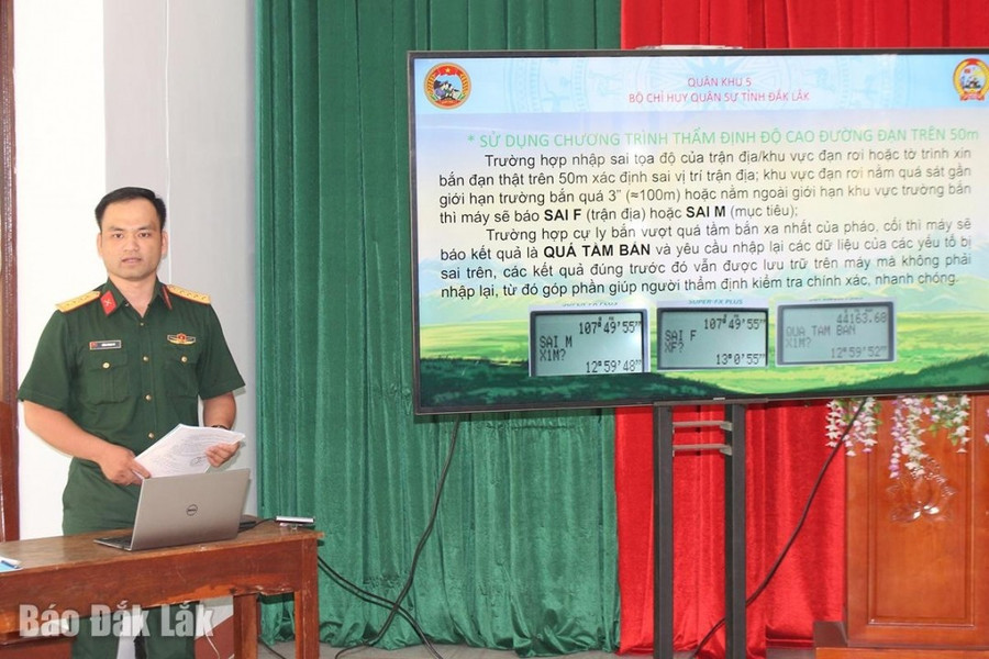 Đại diện nhóm tác giả giới thiệu về "Chương trình thẩm định độ cao đường đạn trên 50m bằng máy tính khoa học lập trình casio fx 5800P". 2kysu.jpg