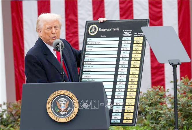 Tổng thống Mỹ Donald Trump công bố các mức thuế đối ứng mới tại Nhà Trắng ngày 2-4. Ảnh: Reuters/TTXVN tong-thong-my.jpg