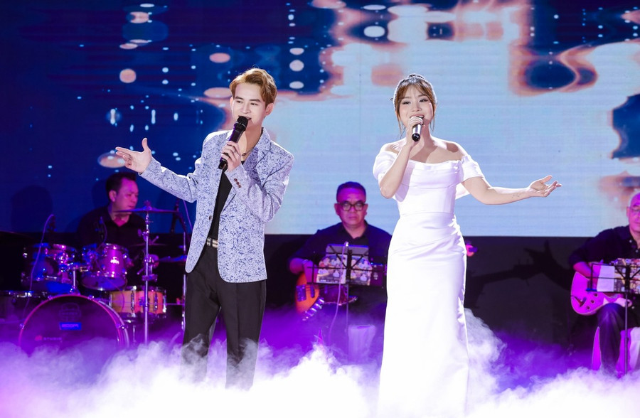 Á quân Thần tượng bolero - Hồ Phương Liên lần đầu kết hợp cùng Nguyễn Quốc Linh trên sân khấu. Ảnh: BTC Á quân Thần tượng bolero - Hồ Phương Liên lần đầu kết hợp cùng Nguyễn Quốc Linh trên sân khấu. Ảnh: BTC