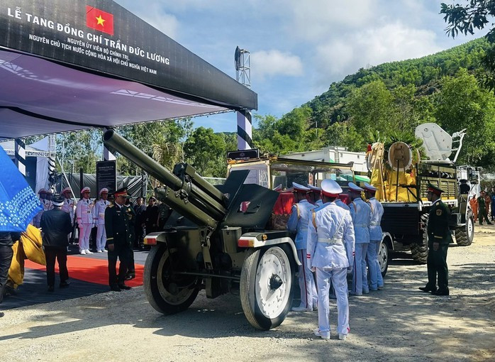Đưa linh cữu nguyên Chủ tịch nước Trần Đức Lương vào nơi an táng Đưa linh cữu nguyên Chủ tịch nước Trần Đức Lương vào nơi an táng