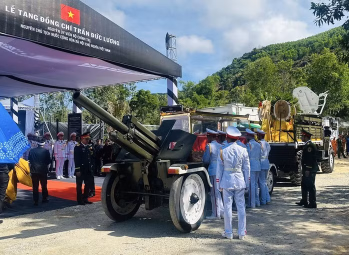 Đưa linh cữu nguyên Chủ tịch nước Trần Đức Lương vào nơi an táng