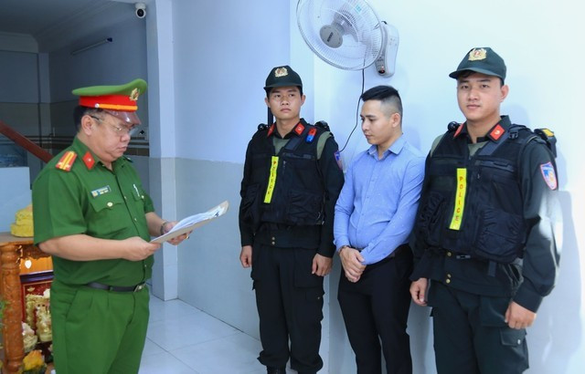 Lực lượng công an đọc lệnh bắt Mai Xuân Tưởng. ẢNH: CÔNG AN ĐỒNG NAI Lực lượng công an đọc lệnh bắt Mai Xuân Tưởng. ẢNH: CÔNG AN ĐỒNG NAI