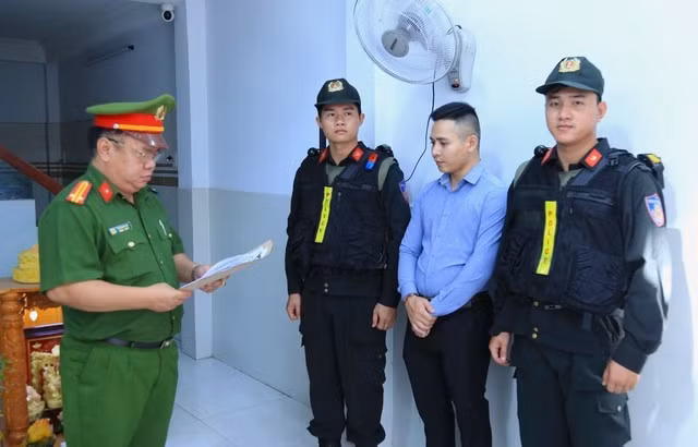 Lực lượng công an đọc lệnh bắt Mai Xuân Tưởng. ẢNH: CÔNG AN ĐỒNG NAI