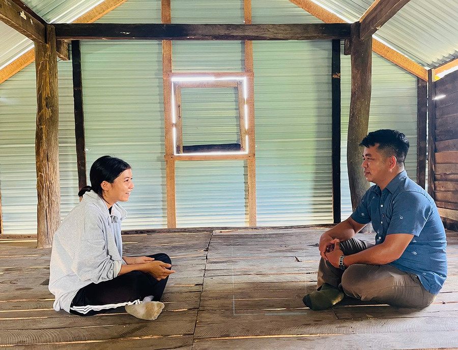 Em Rmah H’Nhoen (SN 2007, thôn Plei Toan, xã Ia Kdăm) vui vẻ trò chuyện cùng cán bộ Hội Cựu chiến binh xã trong căn nhà mới. Ảnh: Vũ Chi 1t.jpg