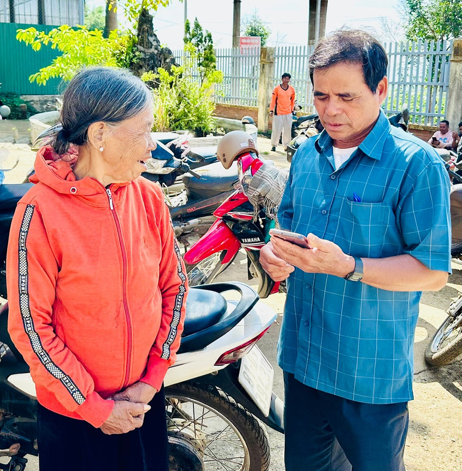 Ông Hăng-Trưởng thôn Mơ Nú (xã Chư Á, TP. Pleiku) tuyên truyền cho người dân về việc cảnh giác với các hoạt động tặng quà miễn phí. Ảnh: N.N 1nn.jpg