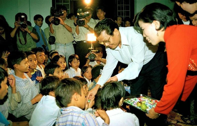 Chủ tịch nước Trần Đức Lương vui tết Trung thu và tặng quà cho các cháu có hoàn cảnh khó khăn, mồ côi được nuôi dậy tại các cơ sở mái ấm tình thương ở các quận, huyện của thành phố Hà Nội (5/10/1998). (Ảnh: Trọng Nghiệp/TTXVN) 3.jpg