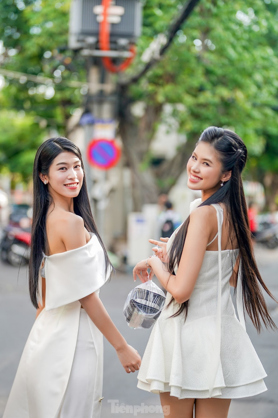 Thanh Thảo và Bảo Hà tranh thủ thời gian rảnh, khám phá ẩm thực đường phố tại TPHCM. Thanh Thảo và Bảo Hà tranh thủ thời gian rảnh, khám phá ẩm thực đường phố tại TPHCM.