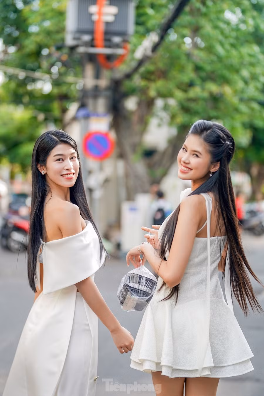 Thanh Thảo và Bảo Hà tranh thủ thời gian rảnh, khám phá ẩm thực đường phố tại TPHCM.