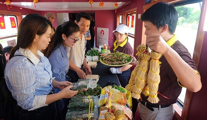 Phục vụ ẩm thực Bình Định trên tàu du lịch mang tên “Về miền đất võ” Phục vụ ẩm thực Bình Định trên tàu du lịch mang tên “Về miền đất võ”