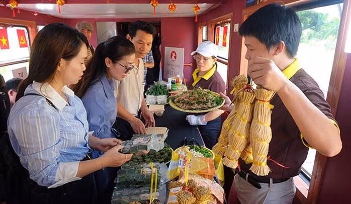 Phục vụ ẩm thực Bình Định trên tàu du lịch mang tên “Về miền đất võ”