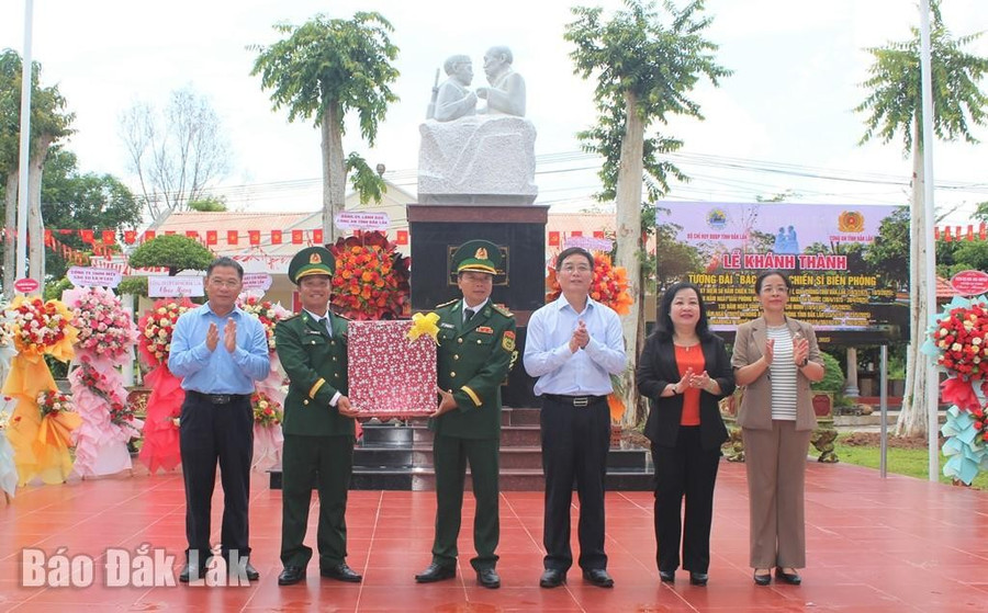 Thường trực Tỉnh ủy Đắk Lắk và Phú Yên tặng quà cán bộ, chiến sĩ Đồn Biên phòng Ea H’leo. Ảnh: Ngọc Lân 5daklak.jpg