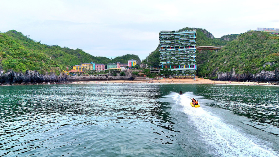 UBND huyện Cát Hải cho biết, từ đầu năm 2025 đến nay, địa phương tiếp đón hơn 151.000 lượt khách tham quan, hơn 207.500 lượt khách ngủ đêm trên vịnh thuộc Quần đảo Cát Bà. Tổng doanh thu ước đạt hơn 106,2 tỷ đồng, tăng 43% so với cùng kỳ 2024. Trong đó, 3 bãi tắm Cát Cò và vịnh Lan Hạ là những điểm du lịch ưa thích, thu hút du khách. UBND huyện Cát Hải cho biết, từ đầu năm 2025 đến nay, địa phương tiếp đón hơn 151.000 lượt khách tham quan, hơn 207.500 lượt khách ngủ đêm trên vịnh thuộc Quần đảo Cát Bà. Tổng doanh thu ước đạt hơn 106,2 tỷ đồng, tăng 43% so với cùng kỳ 2024. Trong đó, 3 bãi tắm Cát Cò và vịnh Lan Hạ là những điểm du lịch ưa thích, thu hút du khách.
