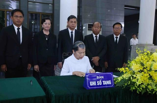 Bà Men Sam An ghi sổ tang, bày tỏ sự chia buồn sâu sắc. ẢNH: TTXVN Bà Men Sam An ghi sổ tang, bày tỏ sự chia buồn sâu sắc. ẢNH: TTXVN