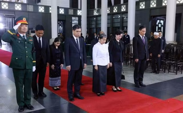 Bà Men Sam An dẫn đầu Đoàn đại biểu cấp cao Đảng Nhân dân Campuchia đến viếng nguyên Chủ tịch nước Trần Đức Lương. ẢNH: TTXVN