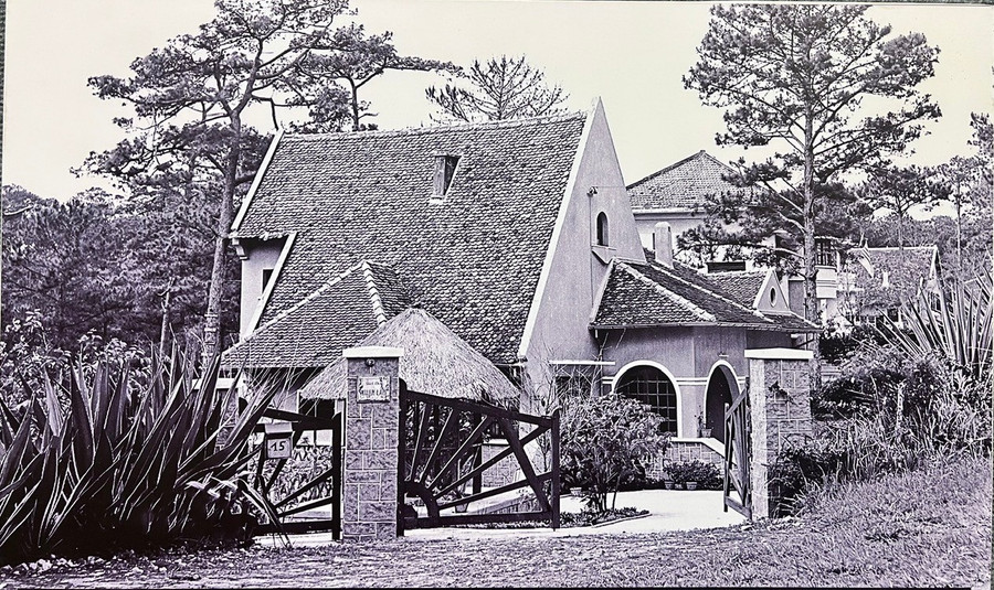 Biệt thự tại Đà Lạt năm 1957. Ảnh tư liệu chụp tại Trung tâm Lưu trữ lịch sử tỉnh Lâm Đồng Biệt thự tại Đà Lạt năm 1957. Ảnh tư liệu chụp tại Trung tâm Lưu trữ lịch sử tỉnh Lâm Đồng