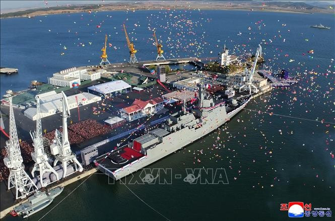 Tàu khu trục đa năng mới của Triều Tiên được ra mắt tại một buổi lễ hạ thủy ở Nampho ngày 25/4/2025. Ảnh minh họa: Yonhap/TTXVN Tàu khu trục đa năng mới của Triều Tiên được ra mắt tại một buổi lễ hạ thủy ở Nampho ngày 25/4/2025. Ảnh minh họa: Yonhap/TTXVN