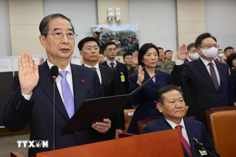 Ông Han Duck Soo (trái) tại phiên điều trần của Ủy ban đặc biệt Quốc hội ở Seoul, ngày 22/1/2025. Ảnh: Yonhap/TTXVN han-quoc-ap-dat-lenh-camdd.jpg