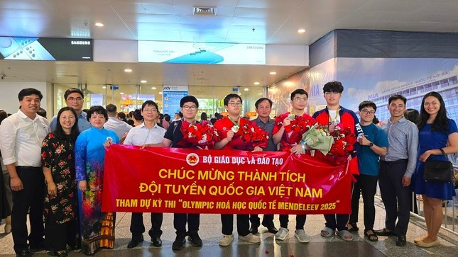 Lễ đón Đội tuyển Việt Nam tham dự Kỳ thi Olympic Hóa học quốc tế Mendeleev. Lễ đón Đội tuyển Việt Nam tham dự Kỳ thi Olympic Hóa học quốc tế Mendeleev.