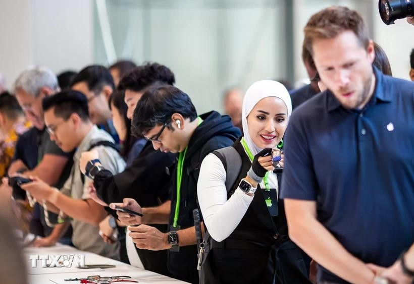 Khách hàng trải nghiệm các sản phẩm của Apple tại Cupertino, California, Mỹ. Ảnh: THX/TTXVN apple-dd.jpg