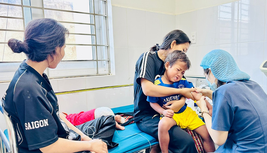 Dẹp nạn bạo hành để y-bác sĩ yên tâm công tác là vấn đề cần được lưu tâm. Ảnh: Như Nguyện 22.jpg