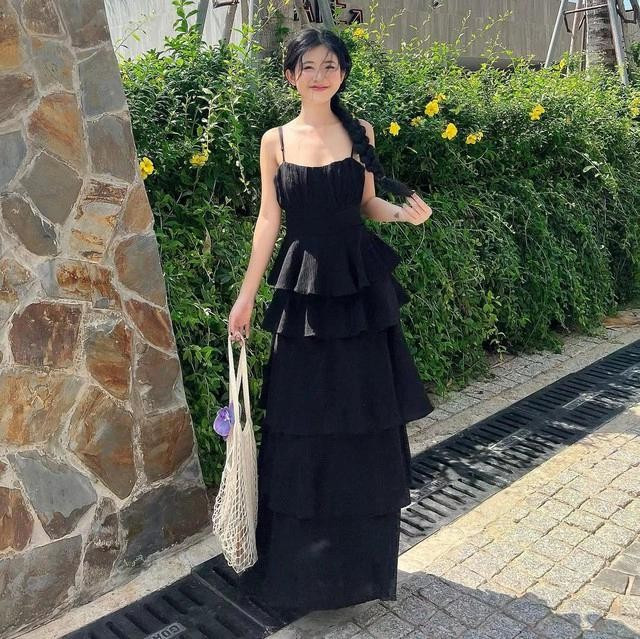 Với thiết kế xếp ly tinh tế, chiếc váy này không chỉ tôn dáng mà còn tạo nên chuyển động uyển chuyển mỗi khi người mặc di chuyển. ẢNH: @FLEUR.STUDIO Với thiết kế xếp ly tinh tế, chiếc váy này không chỉ tôn dáng mà còn tạo nên chuyển động uyển chuyển mỗi khi người mặc di chuyển. ẢNH: @FLEUR.STUDIO