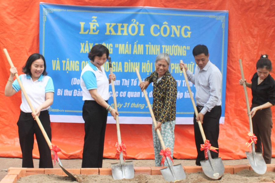 Chi hội Phụ nữ thôn 1 phối hợp khởi công xây dựng nhà Mái ấm tình thương cho hội viên phụ nữ nghèo Đinh Thị Thảo (đứng giữa). Ảnh: Vũ Chi 2vc.jpg