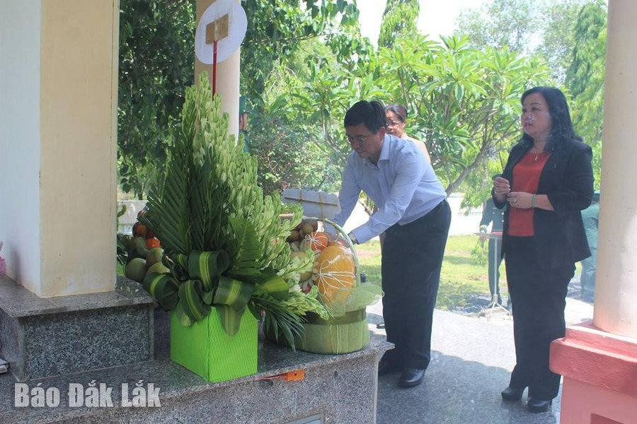 Ủy viên Trung ương Đảng, Bí thư Tỉnh ủy Đắk Lắk Nguyễn Đình Trung và Bí thư Tỉnh ủy, Chủ tịch HĐND tỉnh Phú Yên Cao Thị Hòa An dâng hương tại Nhà Bia ghi danh các Anh hùng liệt sĩ khu vực Đồn Biên phòng Ea H'leo. Ảnh: Ngọc Lân 1dak.jpg
