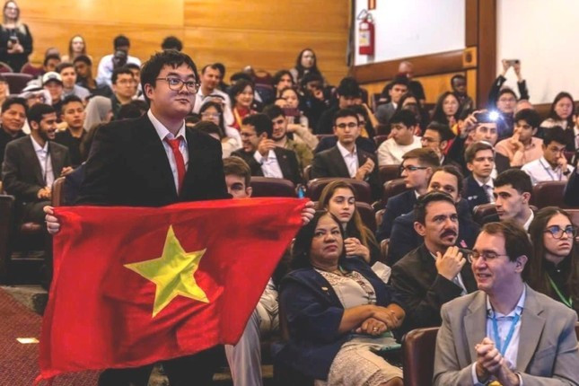 Nguyễn Ngô Đức trong phút giây giành chiến thắng tại Kỳ thi Olympic Hóa học quốc tế Mendeleev. Nguyễn Ngô Đức trong phút giây giành chiến thắng tại Kỳ thi Olympic Hóa học quốc tế Mendeleev.